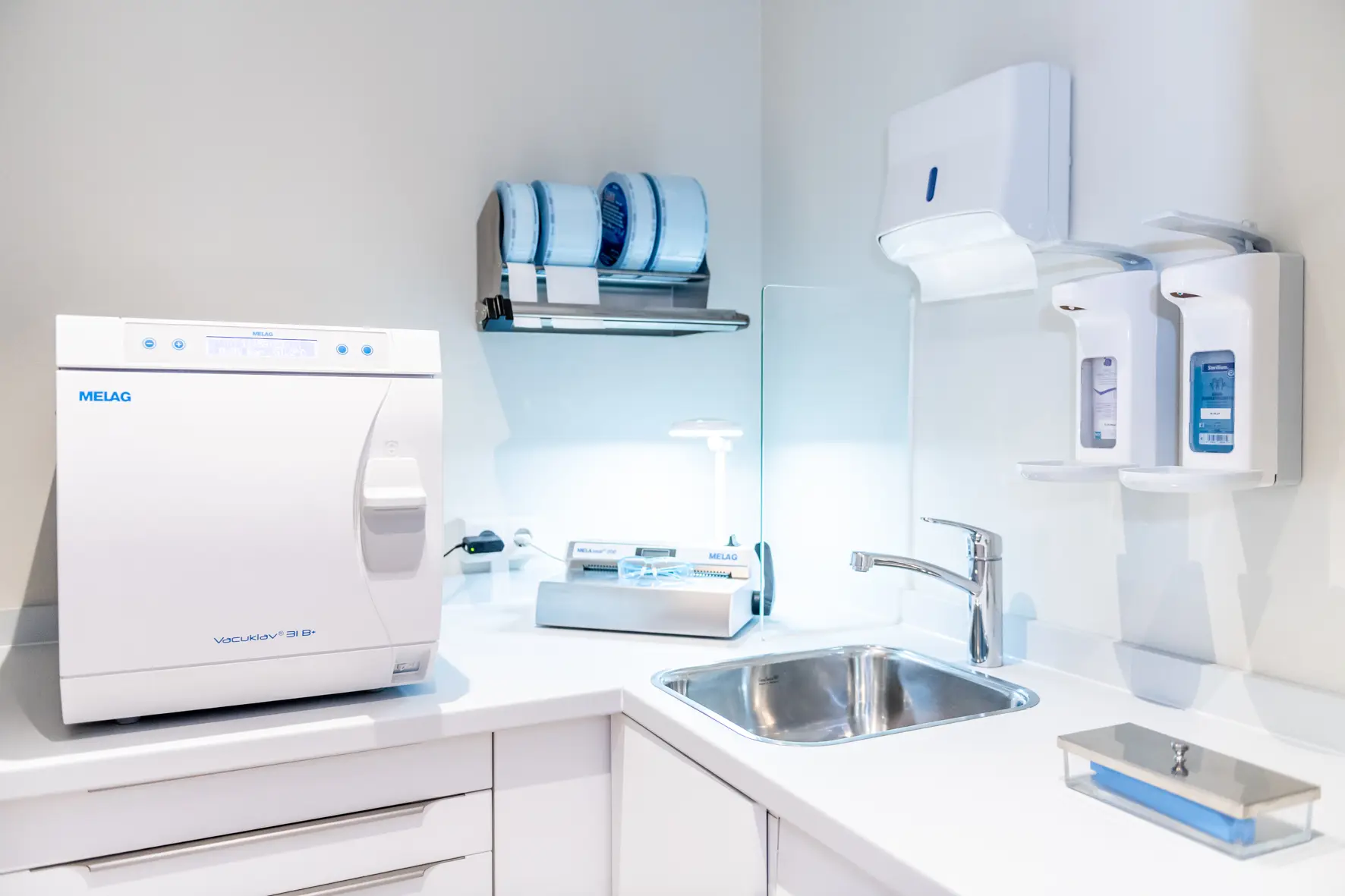 Hygienebereich mit Sterilisator, Spülbecken und Desinfektionsspendern